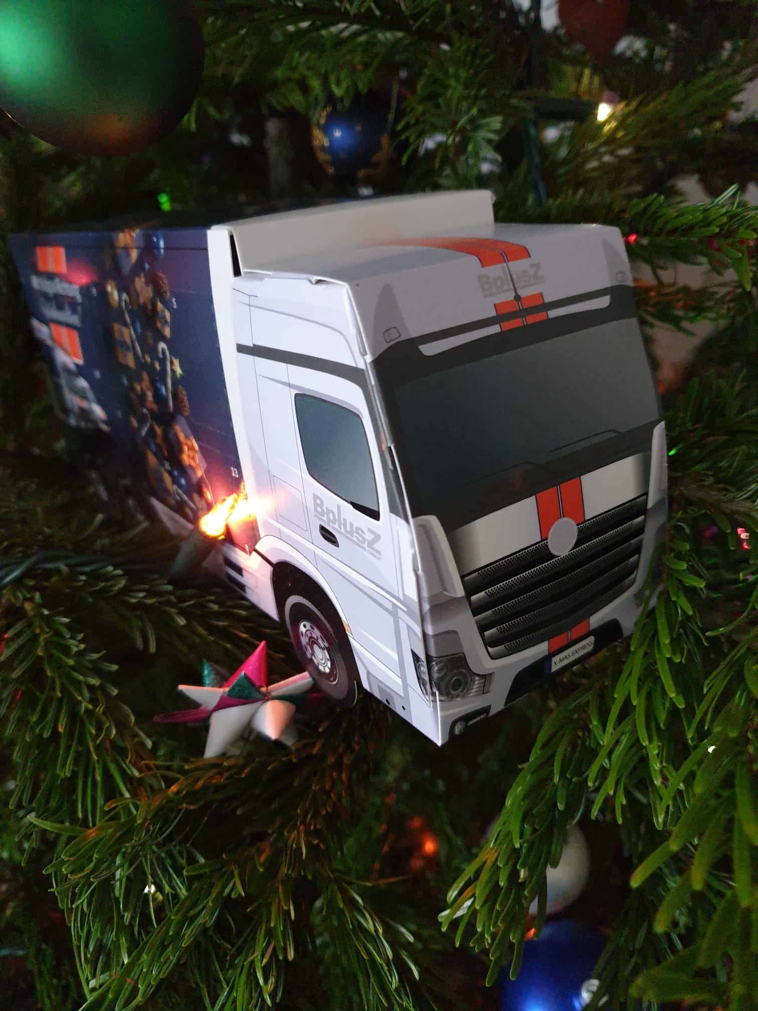 LKW Adventskalender im beleuchteten Tannenbaum