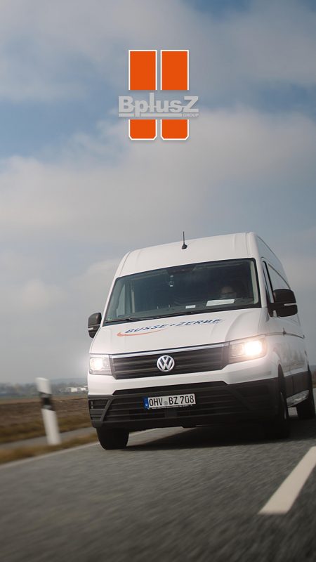 Weißer VW Transporter der Busse + Zerbe GmbH im Handyformat